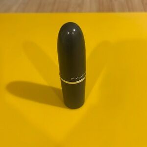 Mac lipstick Heroine Shade matte finish
